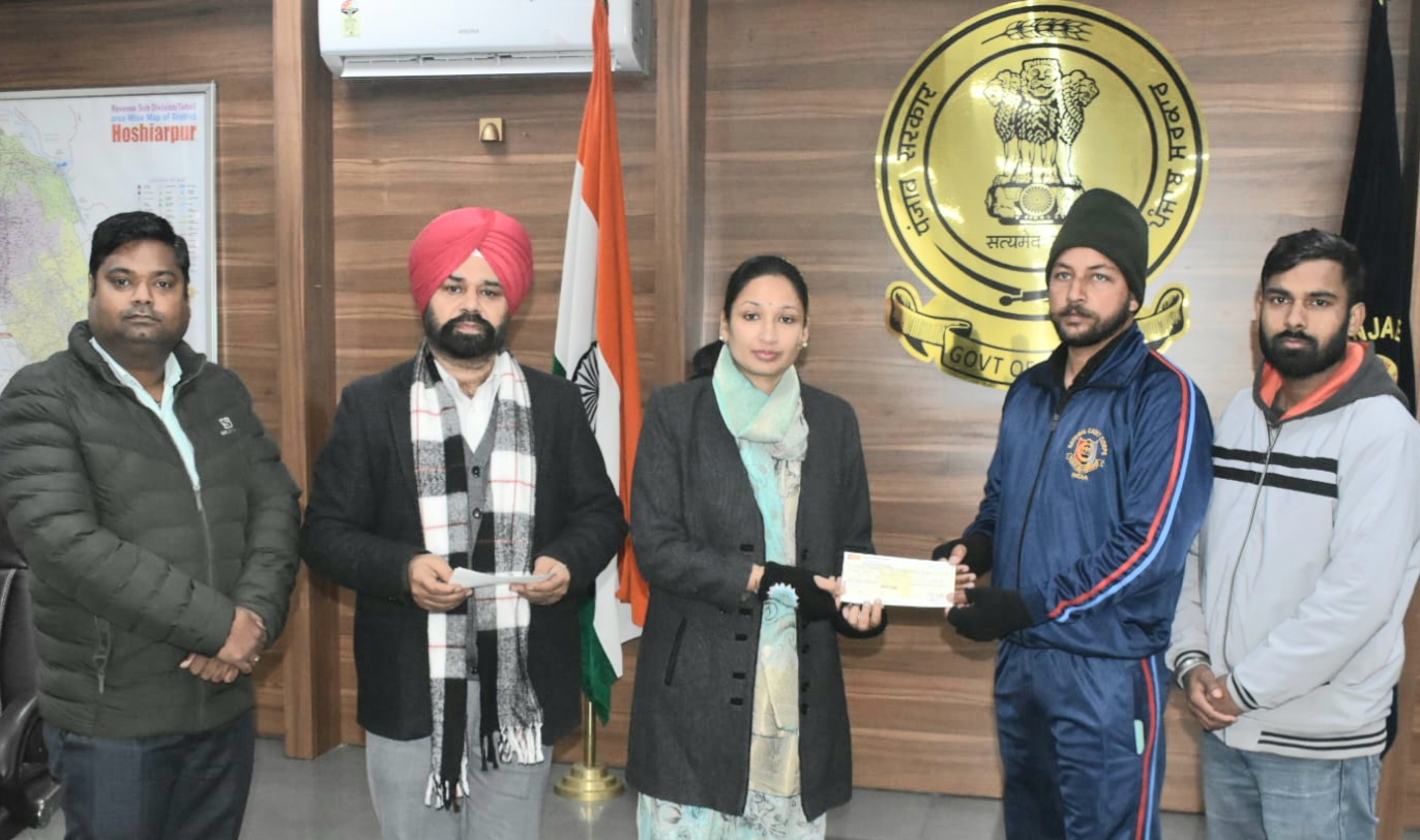 Youth Service Club to participate more and more in social service - Komal Mittal